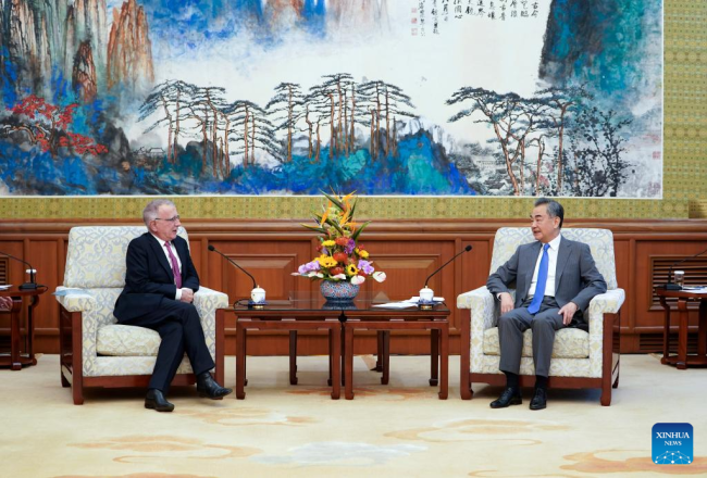Ο Κινέζος Κρατικός Σύμβουλος και Υπουργός Εξωτερικών Γουάνγκ Γι συναντά τον Nicolas Chapuis, τον απερχόμενο πρεσβευτή της Ευρωπαϊκής Ένωσης στην Κίνα, στο Πεκίνο, πρωτεύουσα της Κίνας, 28 Ιουνίου 2022. (φωτογραφία/Xinhua)