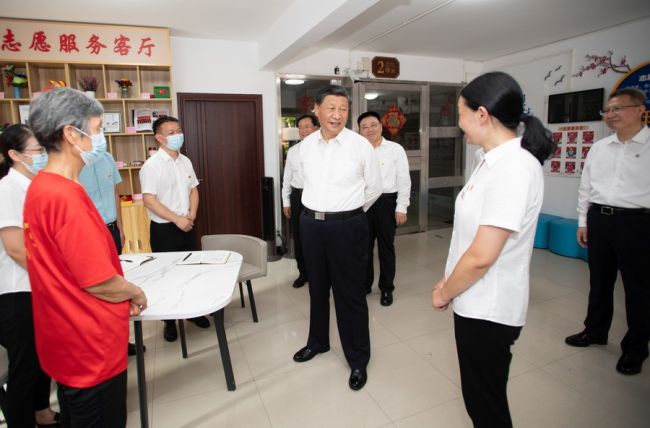 Ο Κινέζος Πρόεδρος Σι Τζινπίνγκ επισκέπτεται μια συνοικία στην πόλη Γουχάν, πρωτεύουσα της επαρχίας Χουμπέι της κεντρικής Κίνας, 28 Ιουνίου 2022. (φωτογραφία/Xinhua)