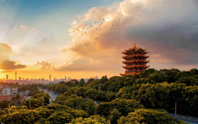 Ο πύργος του κίτρινου γερανού, ή Χουάνγκ’χελόου, ένα ορόσημο στο Γουχάν, στην επαρχία Χουμπέι της Κεντρικής Κίνας. [Φωτογραφία/IC]