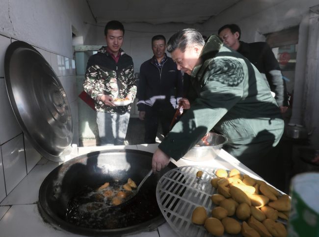 Στις 24 Ιανουαρίου 2017, ο Σι Τζινπίνγκ τηγάνισε μαζί κέικ ρυζιού και συνομίλησε με χωρικούς που αντιμετώπιζαν δυσκολίες όταν επιθεώρησε τις εργασίες καταπολέμησης της φτώχειας στο χωριό Ντεσένγκ στην πόλη Τζανγκτζιακόου, στην επαρχία Χεμπέι.