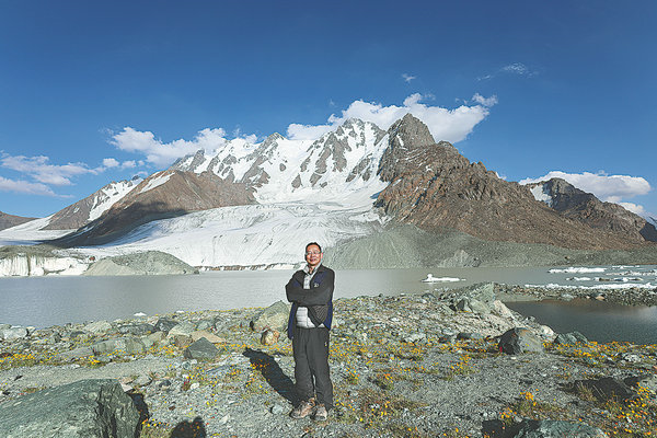 Ο Λι Τζοανγκτσίν, επικεφαλής του σταθμού παγετώνων Τιενσάν. [Φωτογραφία που παρέχεται στην China Daily]