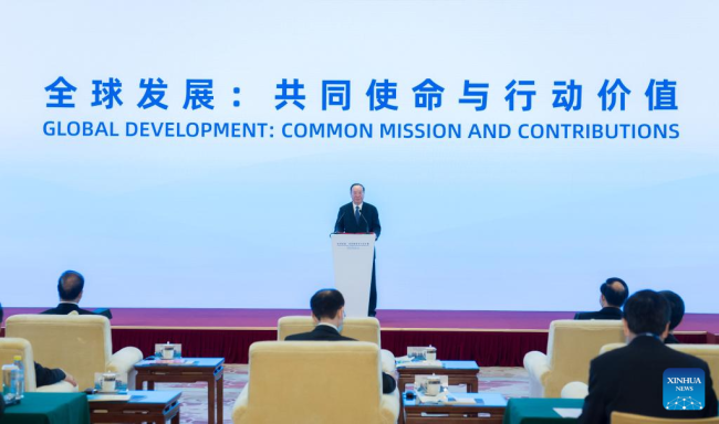 Ο Χουάνγκ Κουνμίνγκ, μέλος του Πολιτικού Γραφείου της Κεντρικής Επιτροπής του Κομμουνιστικού Κόμματος Κίνας και επικεφαλής του Τμήματος Δημοσιότητας της Κεντρικής Επιτροπής του ΚΚΚ, διαβάζει τη συγχαρητήρια επιστολή του Κινέζου Προέδρου Σι Τζινπίνγκ προς το Φόρουμ Δεξαμενών Σκέψης & ΜΜΕ «Παγκόσμια Ανάπτυξη: Κοινή Αποστολή και Συνεισφορές» και εκφωνεί ομιλία στην εκδήλωση στο Πεκίνο, πρωτεύουσα της Κίνας, 4 Ιουλίου 2022. (φωτογραφία/Xinhua)