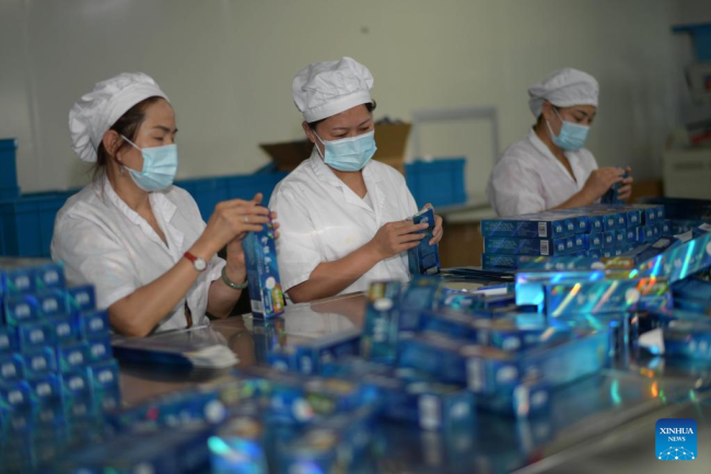 Εργαζόμενες συσκευάζουν οδοντόκρεμα με κύριο συστατικό το αγιόκλημα σε εργοστάσιο στην κομητεία Σουιγιάνγκ της επαρχίας Γκουιτζόου της νοτιοδυτικής Κίνας, την 1η Ιουλίου 2022. (φωτογραφία/Xinhua)
