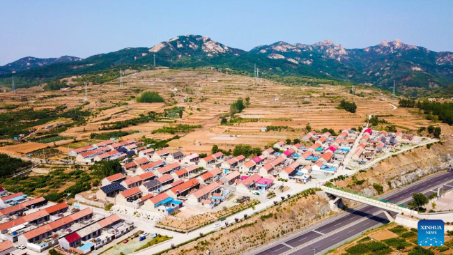 Αεροφωτογραφία που τραβήχτηκε στις 18 Ιουνίου 2022 δείχνει μια άποψη του χωριού Χονγκνίγια στην κομητεία Γουλιέν του Ριτζάο, στην επαρχία Σαντόνγκ της ανατολικής Κίνας, 17 Ιουνίου 2022.