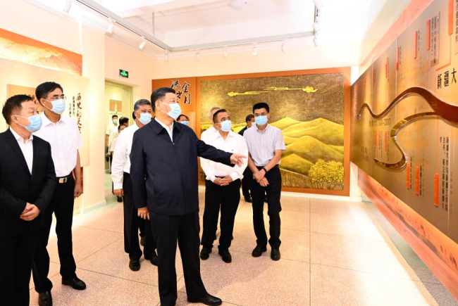 Ο Κινέζος Πρόεδρος Σι Τζινπίνγκ ενώ επισκέπτεται το Πανεπιστήμιο Σιντζιάνγκ στην πόλη Ουρούμτσι, πρωτεύουσα της Αυτόνομης Περιοχής Σιντζιάνγκ Ουιγκούρ της βορειοδυτικής Κίνας, στις 12 Ιουλίου 2022. (φωτογραφία/Xinhua)