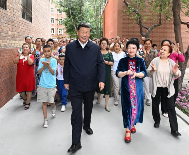 Ο Κινέζος Πρόεδρος Σι Τζινπίνγκ ενώ επισκέπτεται την συνοικία Γκουγιουανσιάνγκ στην περιοχή Τιανσάν της πόλης Ουρούμτσι, πρωτεύουσα της Αυτόνομης Περιοχής Σιντζιάνγκ Ουιγούρ της βορειοδυτικής Κίνας, στις 12 Ιουλίου 2022. (φωτογραφία/Xinhua)