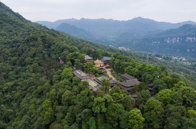 Αεροφωτογραφία που τραβήχτηκε στις 6 Ιουνίου δείχνει το τοπίο του βουνού Εμέϊ στην επαρχία Σιτσουάν της νοτιοδυτικής Κίνας. [Φωτογραφία/Xinhua]