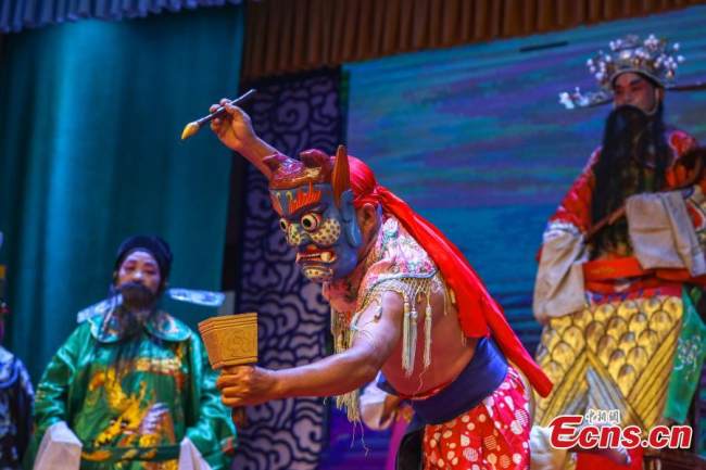 Καλλιτέχνες παίζουν στην όπερα Γκουανγκτσάνγκ Μενγκ, ένα παραδοσιακό τοπικό δράμα, δημοφιλές στην κομητεία Γκουανγκτσάνγκ, στην επαρχία Τζιανγκσί της ανατολικής Κίνας, στις 18 Ιουλίου 2022. (Φωτογραφία: China News Service)