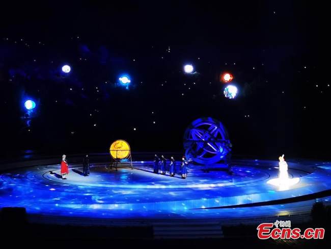 Μια πανοραμική άποψη της φανταστικής παράστασης (精彩的表演: Jīngcǎi de biǎoyǎn) "Η μεγάλη τελετή του Κανγκσί" στην πόληΤσενγκντέ (承德: Chéngdé), στην επαρχία Χεμπέι της βόρειας Κίνας, 19 Ιουλίου 2022. (Φωτογραφία: China News Service)