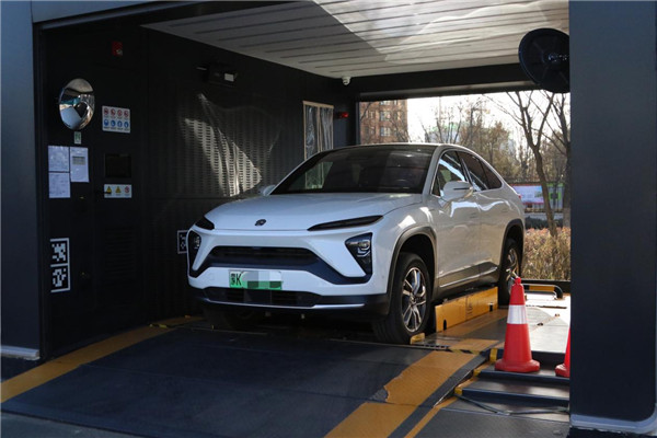 Ένα νέο ενεργειακό όχημα μπαίνει σε σταθμό φόρτισης στην περιοχή Kangbashi. [Η φωτογραφία παρέχεται στο chinadaily.com.cn]