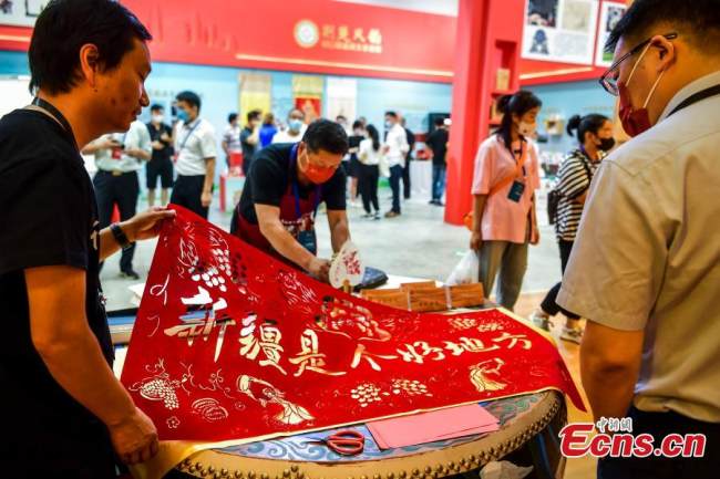 Ένα έργο τέχνης κοπής χαρτιού εκτίθεται κατά τη διάρκεια μιας έκθεσης άυλης πολιτιστικής κληρονομιάς στο Μουσείο Τέχνης Σιντζιάνγκ, στην πρωτεύουσα Ουρούμτσι της αυτόνομης περιοχής Σιντζιάνγκ Ουιγκούρ της βορειοδυτικής Κίνας, 31 Ιουλίου 2022. 