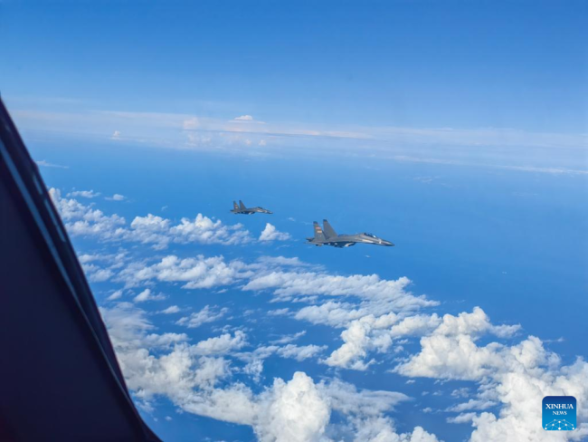 Πολεμικά αεροσκάφη της Διοίκησης Ανατολικού Θεάτρου των Πολεμικών Επιχειρήσεων του Λαϊκού Απελευθερωτικού Στρατού (PLA) της Κίνας διεξάγουν επιχειρήσεις κατά τη διάρκεια κοινών ασκήσεων μάχης γύρω από το νησί Ταϊβάν, 7 Αυγούστου 2022. (Φωτογραφία/Xinhua)