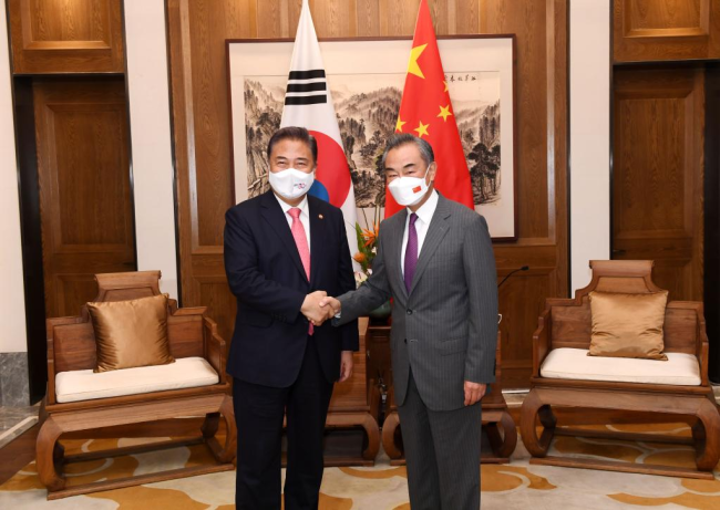 Ο Κινέζος Κρατικός Σύμβουλος και Υπουργός Εξωτερικών Γουάνγκ Γι συναντά τον Παρκ Τζιν, Υπουργό Εξωτερικών της Δημοκρατίας της Κορέας, στο Τσινγκντάο, στην επαρχία Σαντόνγκ της ανατολικής Κίνας, 9 Αυγούστου 2022. (φωτογραφία/Xinhua)