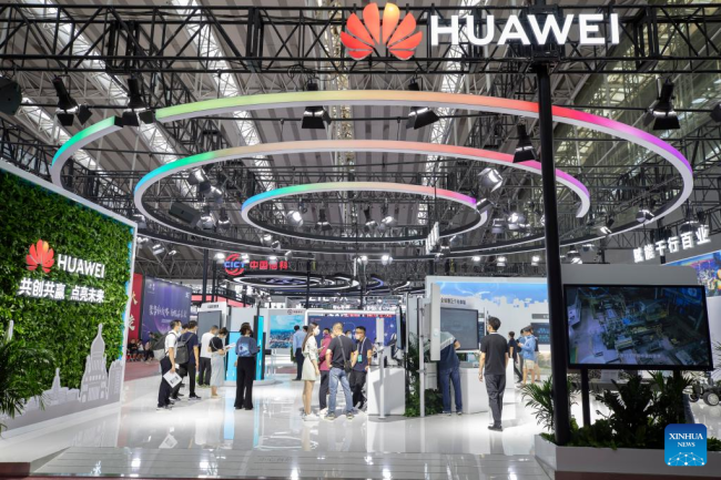 Το εκθεσιακό περίπτερο της Huawei κατά τη διάρκεια μιας προεπισκόπησης ΜΜΕ του Παγκόσμιου Συνεδρίου 5G 2022 στο Χαρμπίν, πρωτεύουσα της επαρχίας Χεϊλοτζιάνγκ της βορειοανατολικής Κίνας, 9 Αυγούστου 2022.