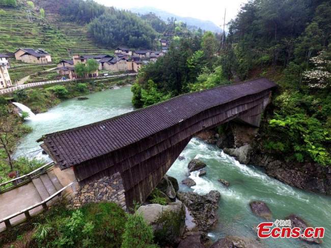 Η φωτογραφία αρχείου δείχνει την τοξωτή γέφυρα Λουοφένγκ με ξύλινη στέγη στην πόλη Σιαντάνγκ της κομητείας Σοουνίνγκ στο Νινγκντέ, στην επαρχία Φουτζιέν της ανατολικής Κίνας. (Φωτογραφία: China News Service)