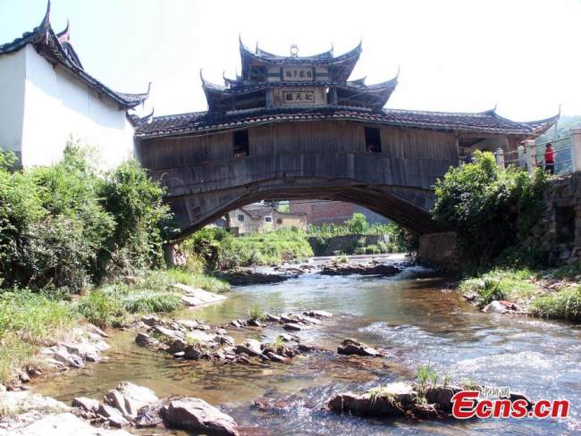 Η φωτογραφία αρχείου δείχνει την τοξωτή γέφυρα Τζουλίνγκ με ξύλινη στέγη στο χωριό Τζοουντούν της πόλης Σιτσιάο της κομητείας Τζοουνίνγκ του Νινγκντέ στην επαρχία Φουτζιέν της ανατολικής Κίνας.