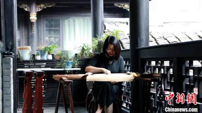 Η Μενγκ Ντετζί ενώ εργάζεται σε ένα κομμάτι κεντήματος Σου μέσα στο στούντιο της στο Τσενγκντού, την πρωτεύουσα της επαρχίας Σιτσουάν της νοτιοδυτικής Κίνας. (Φωτογραφία/Tang Qihao)