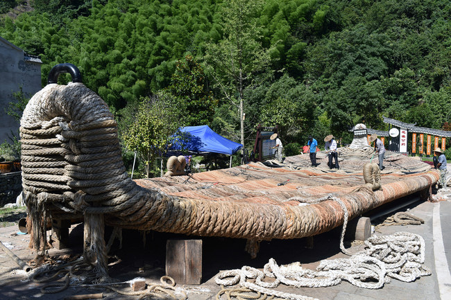 Papuc uriaș din papură, în curs de realizare Papuc uriaș din papură, în curs de realizare