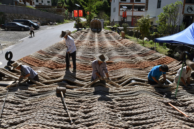 Papuc uriaș din papură, în curs de realizare