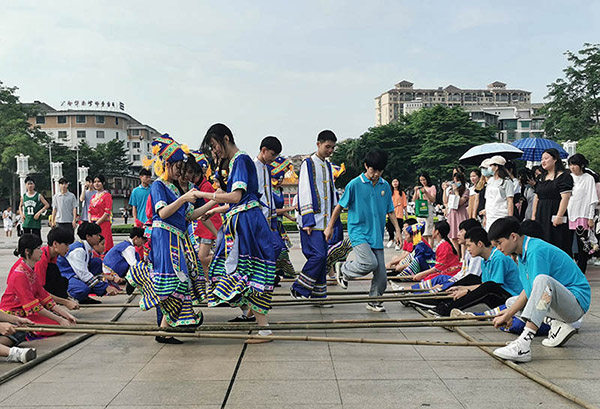 Un somelier malaezian: „Trăiesc în China o viață bună ca vinul” Un somelier malaezian: „Trăiesc în China o viață bună ca vinul”