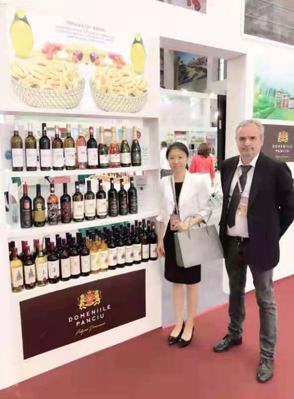 Gabriel Jelea și soția Qiu Lin, la a treia ediție a Expoziției pentru Investiții și Comerț China-ECE