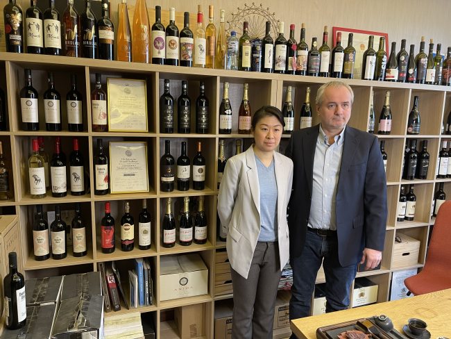 Gabriel Jelea și soția Qiu Lin, în Martie 2021, în compania de vânzare a vinurilor românești și moldovene din Beijing