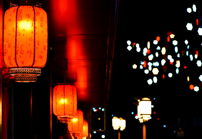 Strada veche din Moshikou, iluminată de Festivalul Lampioanelor