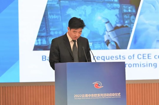 Directorul Centrului de promovare a parteneriatului din cadrul Expoziției China-ECE din Ningbo, Zhang Yadong, ia cuvântul.)