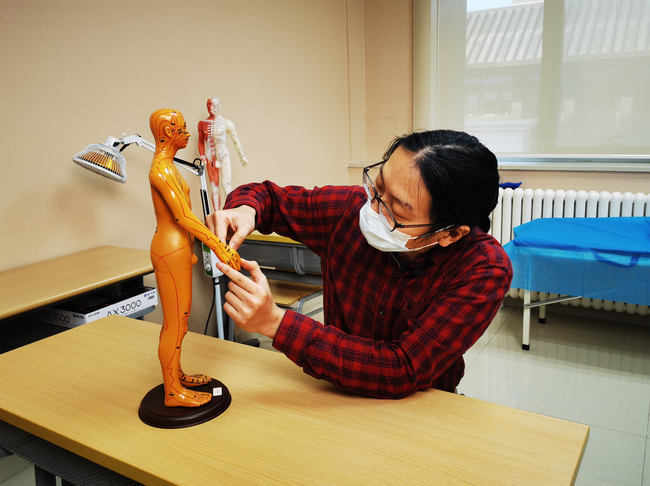 Povestea unui tânăr malaezian care învață acupunctură în China