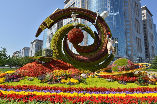 Pekinška avenija Čangan okićena cvećem povodom proslave Dana državnosti