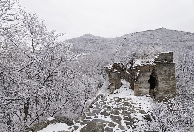 Deo Kineskog zida Đijenkou pod snegom u distriktu Huaižou u Pekingu
