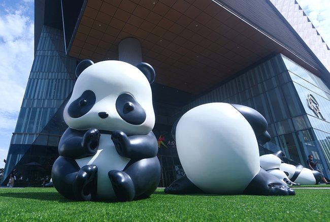 Održana izložba lutaka džinovske pande u gradu Hangdžou Održana izložba lutaka džinovske pande u gradu Hangdžou