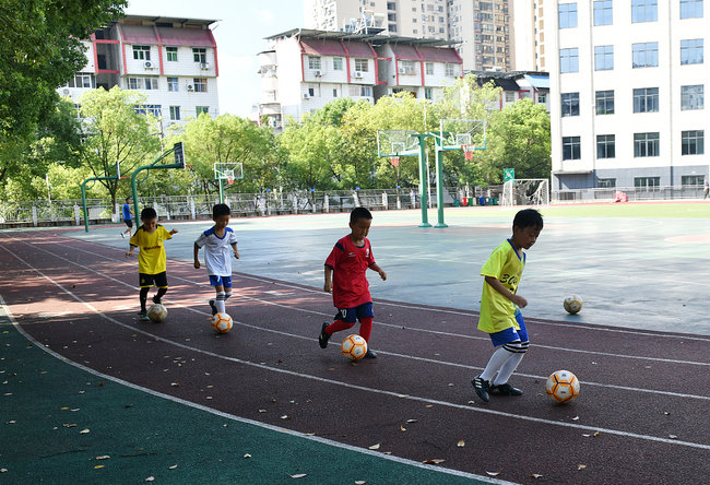 Studenti uživaju u fudbalu tokom letnjeg raspusta