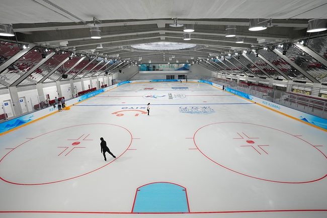 Peking: Sportski centar u „Ledenoj kocki“ počeo sa probnim radom Peking: Sportski centar u „Ledenoj kocki“ počeo sa probnim radom