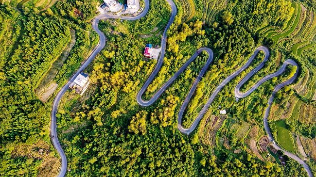 Vijugavi putevi na planini u Čungćingu