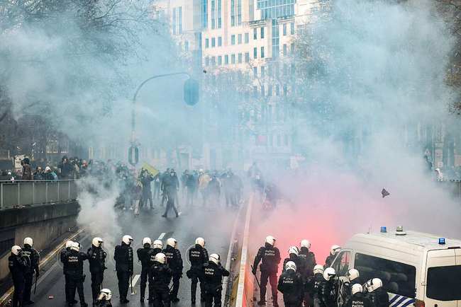 У Брюсселі пройшла акція протесту проти антикоронавірусних обмежень